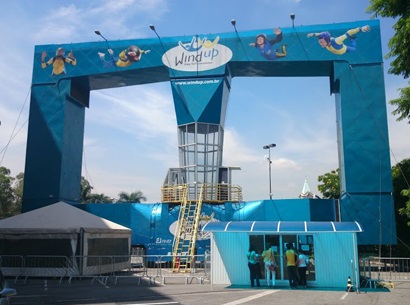 Wind Up Free Fall Simulator<!--Aventura, Turismo de Aventura, Esportes Radicais, Esportes Indoor, Paraquedismo, Radical,  Túnel de vento, simulador de queda livre, simulador de salto de paraquedas, tubo de voo-->